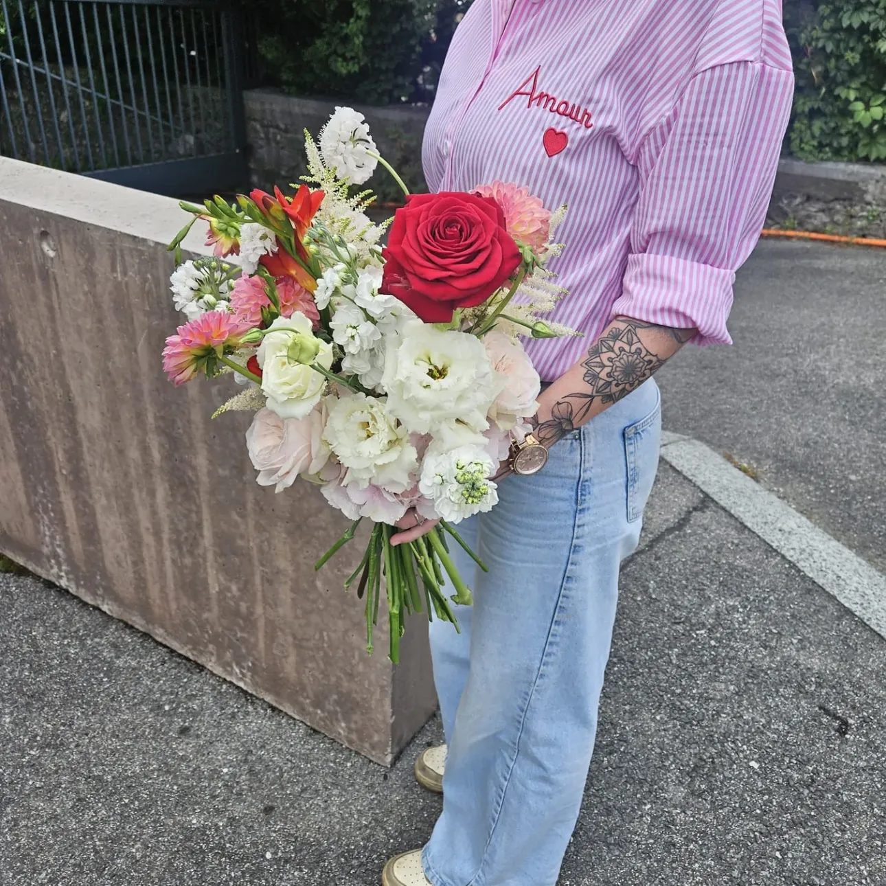 Bouquet blanc et rouge : roses, lisianthus et feuillage