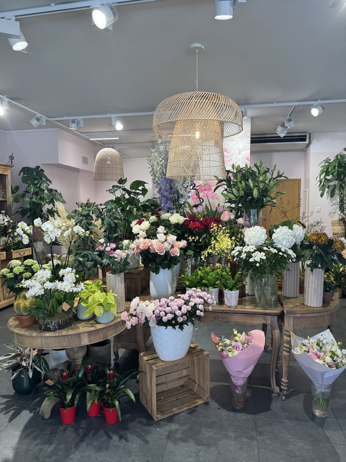 Vue d’ensemble de la boutique, fleurs coupées et plantes sur les tables en bois