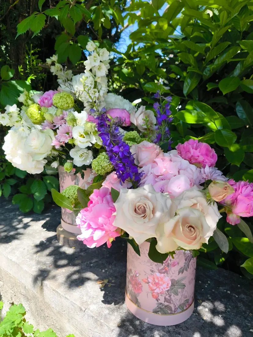 Compositions de roses, pivoines et hortensias