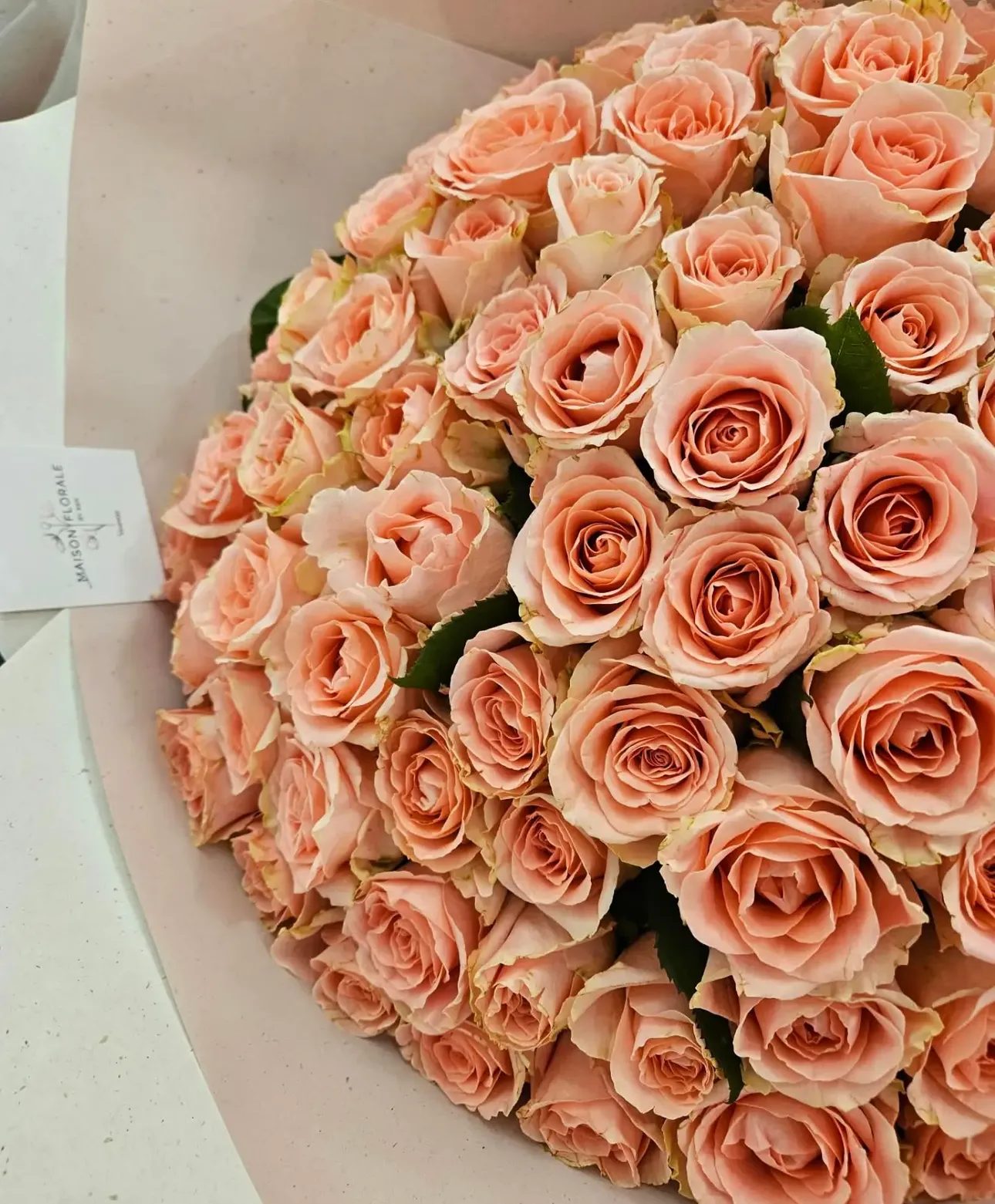 Grand bouquet rond de roses saumon